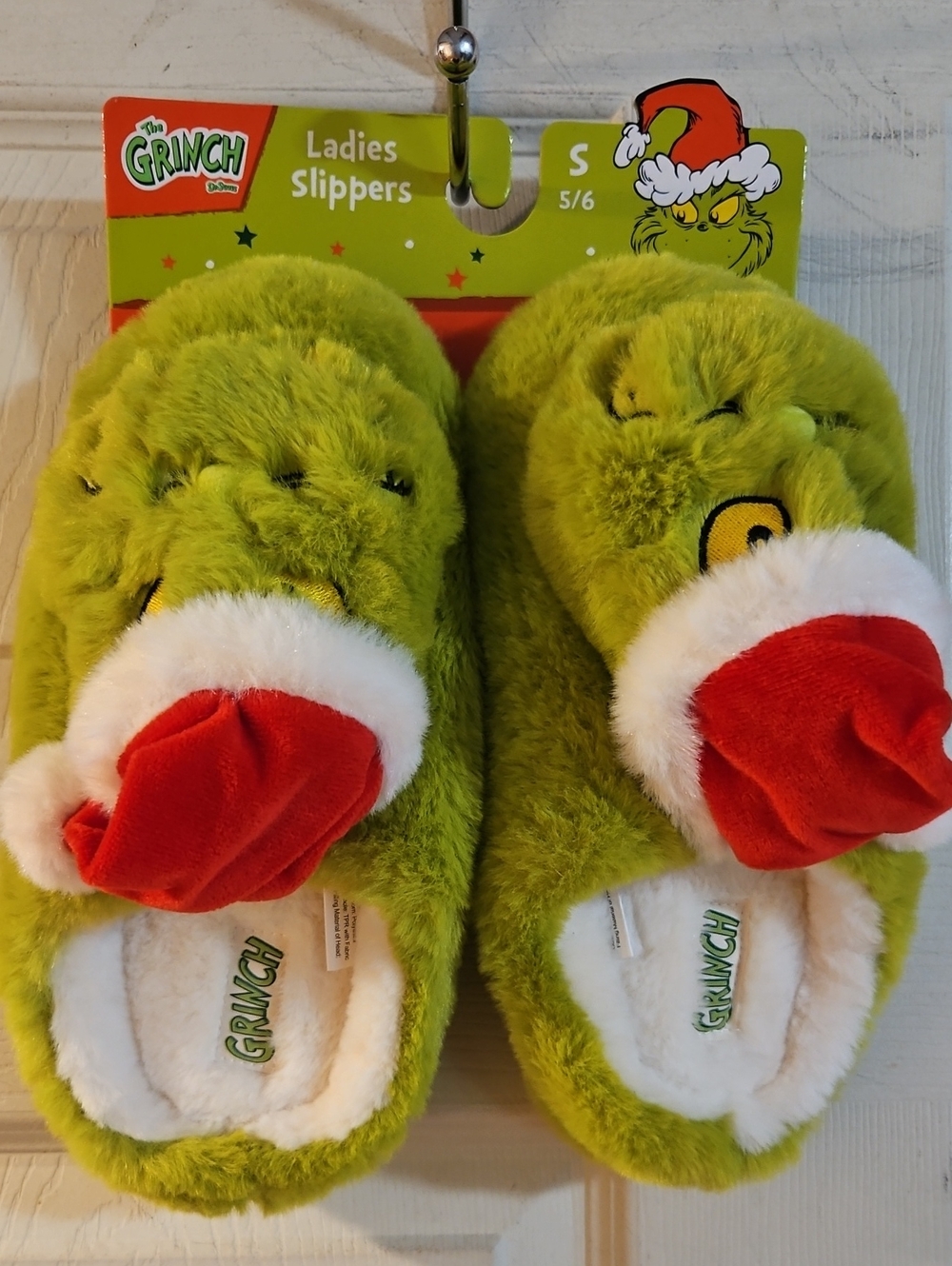 THE GRINCH LADIES SLIPPERS: GREEN: NEW WITH TAGS: SIZE S (5/6)